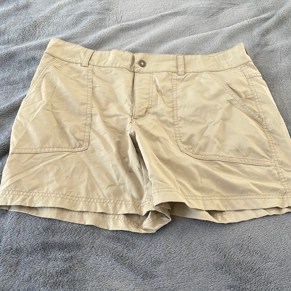 Columbia snap closure outdoor shorts. Khaki color.